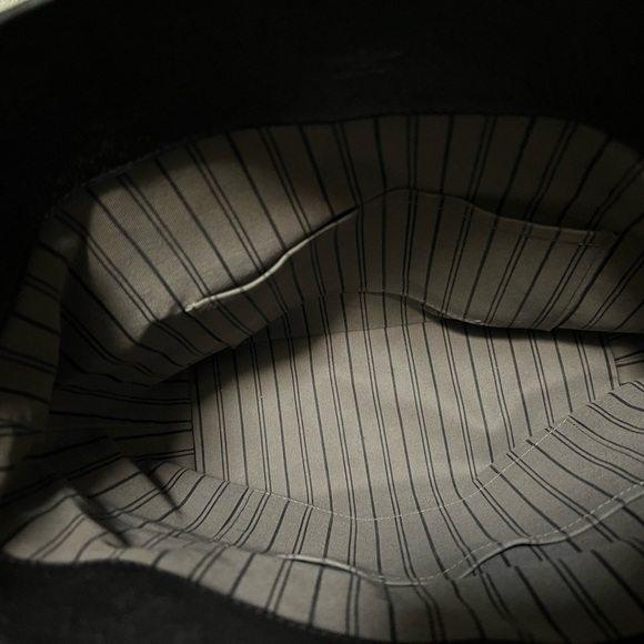 Louis Vuitton - Picture 3 of 4